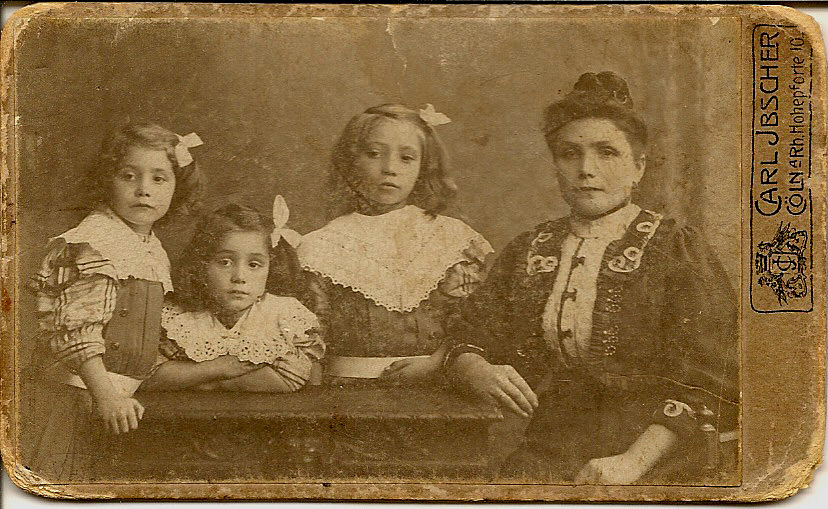 Agnes Vasen geborene Meller mit Kindern