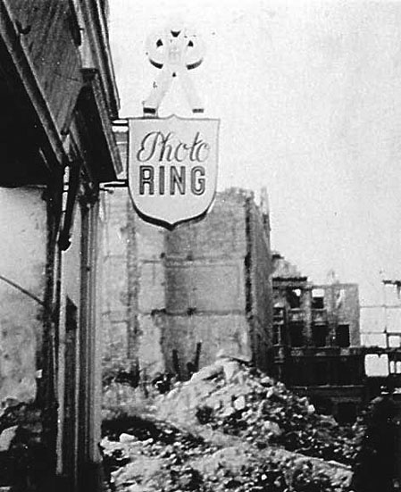 Koeln Krebsgasse Ecke Bruederstraße 1945 Photogeschaeft